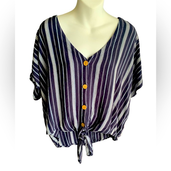 ⚡️3/$20 Cotton front tie button up - Picture 1 of 4